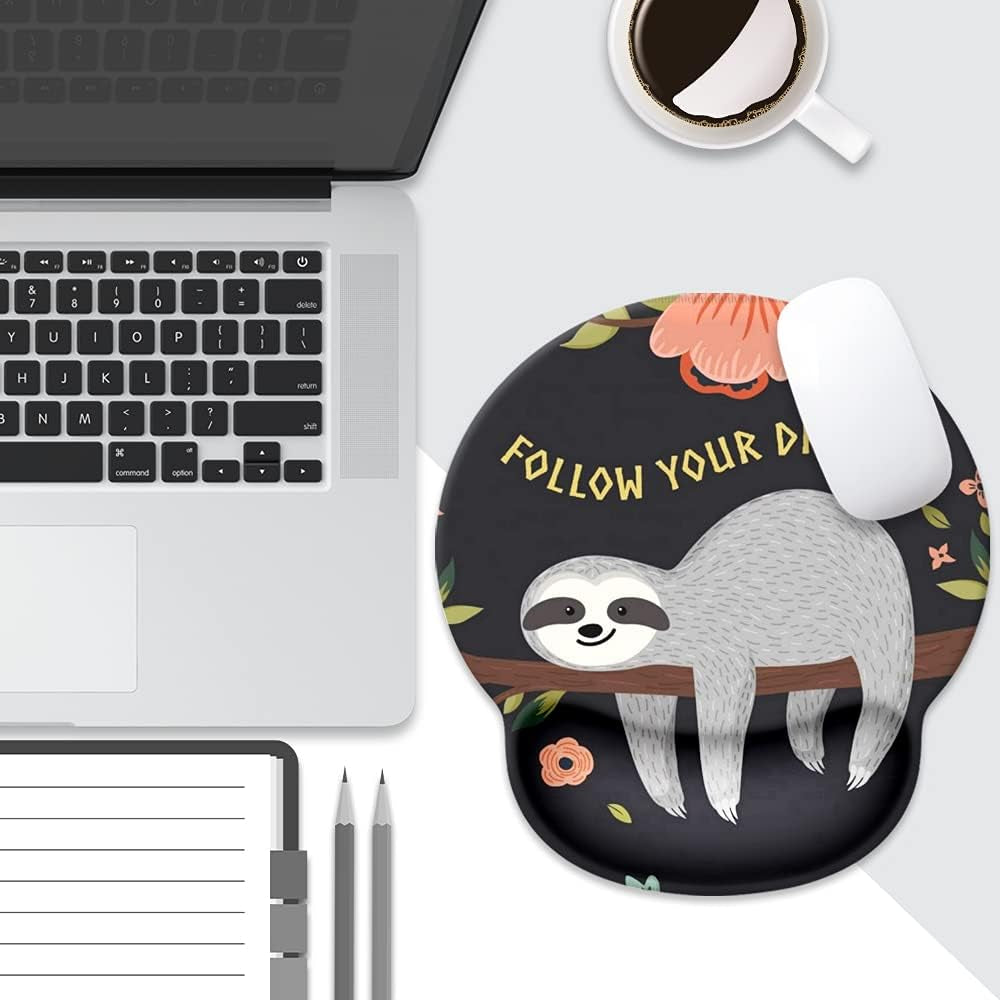 Ergonomic Sloth-Themed Mouse Pad with Wrist Support and Non-Slip Rubber Base, Ideal for Gaming and Office Use (250mm x 230mm x 5mm)